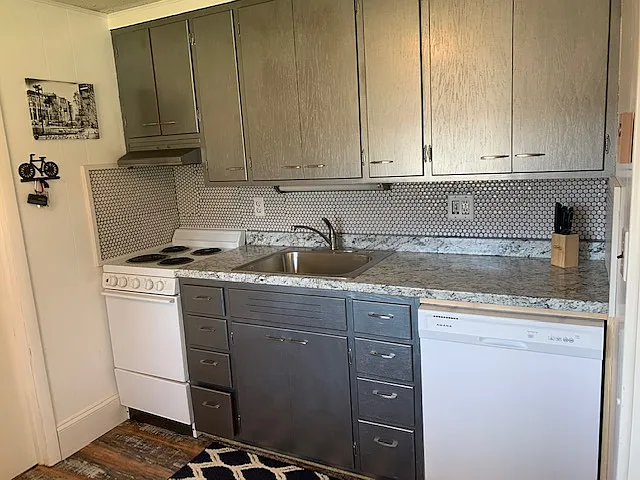 800 S Westland Dr #4 — Photo 2