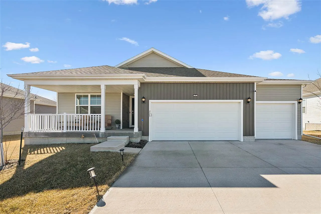 225 Sumac Dr photo 1
