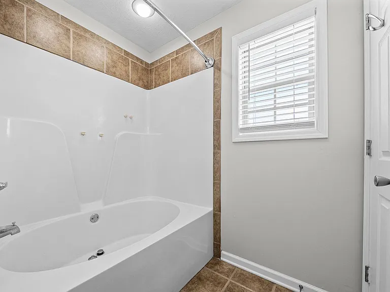 3569 Southwood Dr — Photo 23