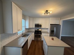 855 Munhall Ave #B, Saint Charles, IL 60174