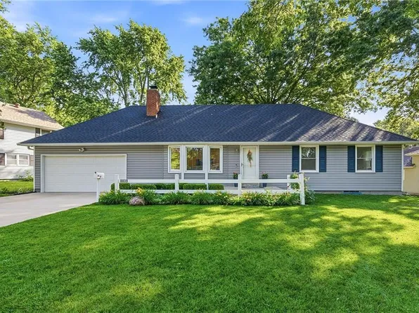 8839 Newton Dr, Overland Park, KS 66212
