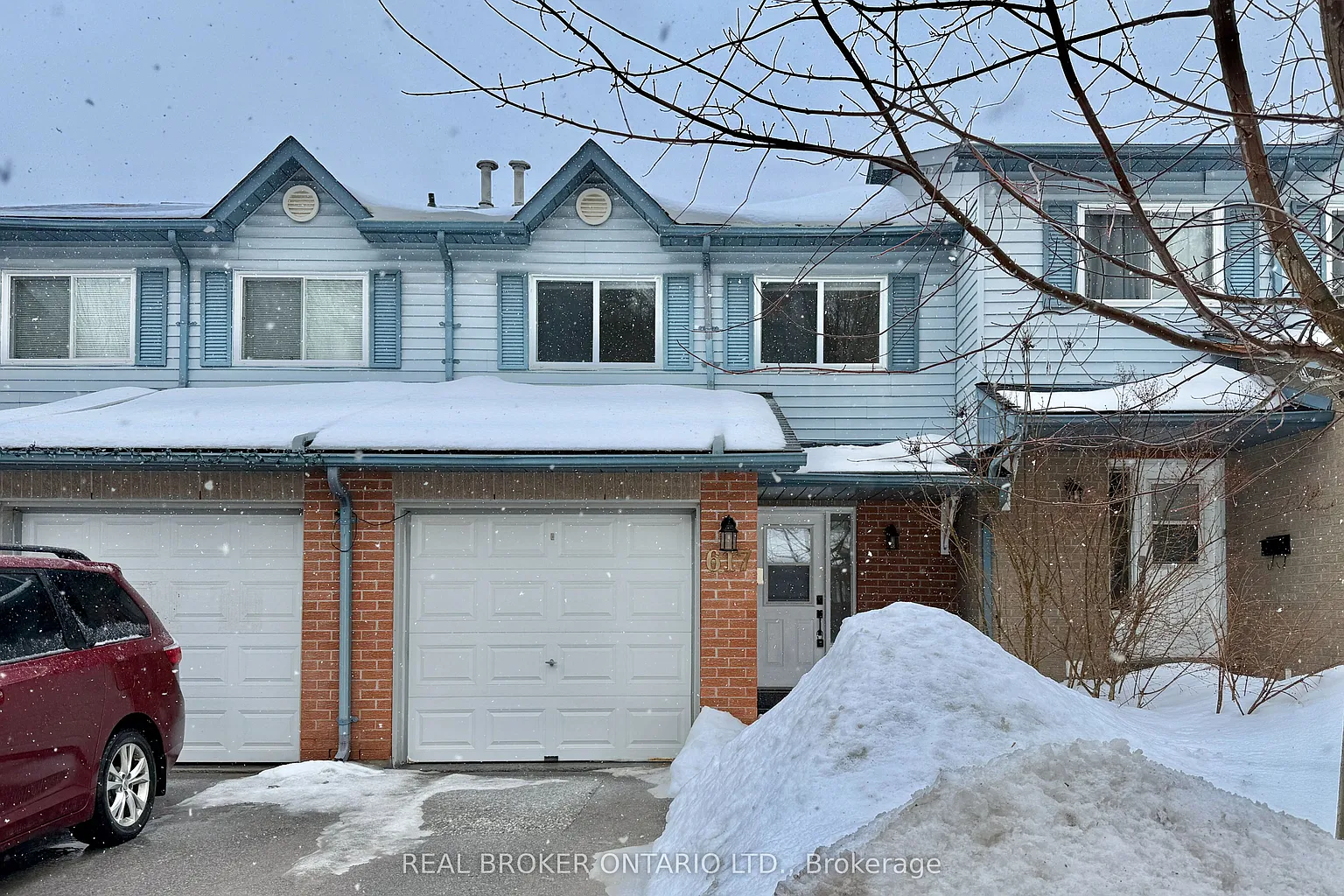 617 Gibney Cres photo 1