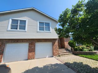 12 Mill Pond Dr, Glendale Hts, IL 60139