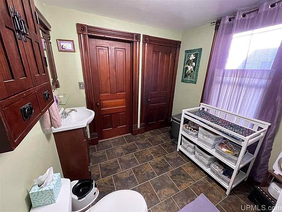 5th image of 214 Fisher St