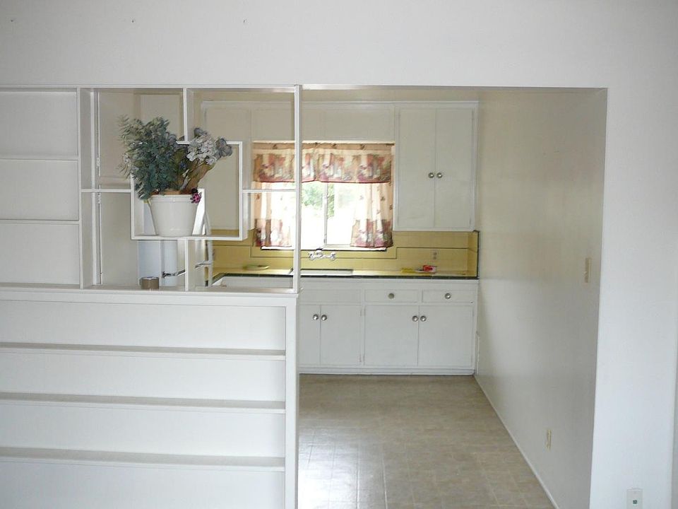 Livingroom to Kitchen