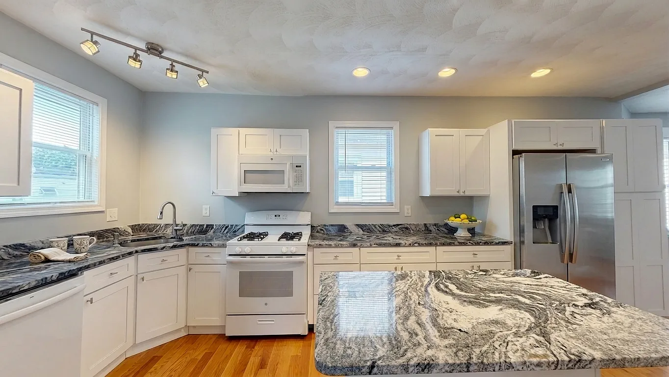 3 bed, 1300 sqft, $3,495 — Photo 1