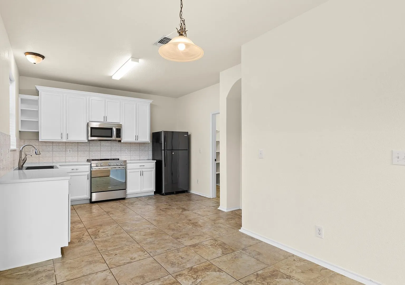 3 bed, 2.5 bath, 2440 sqft, $1,850 — Photo 4