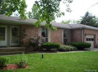 2497 Golden Shore Dr, Fenton, MI
