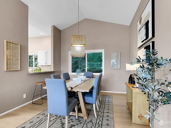 4th image of 1028 Lakeview Boulevard E #12