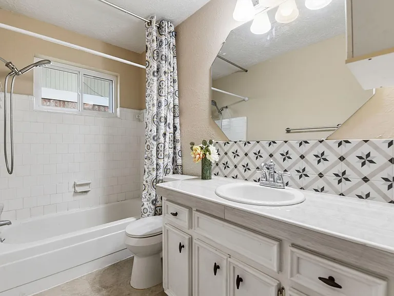 3008 Hunnington Dr — Photo 17