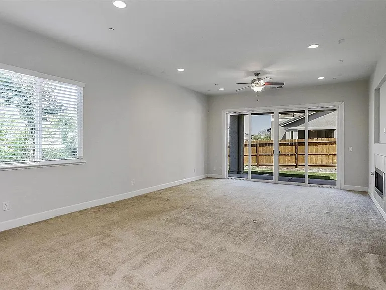 989 Hayman St — Photo 17