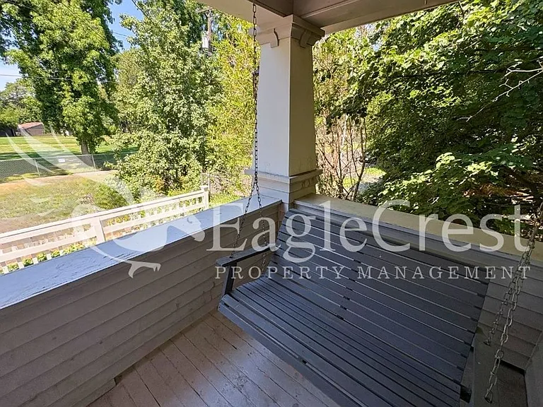 304 S Division St — Photo 8