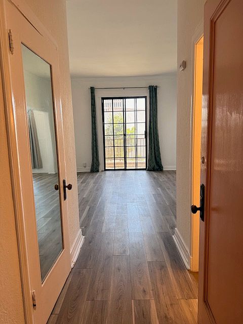 1st image of 3109 W 6th St #12