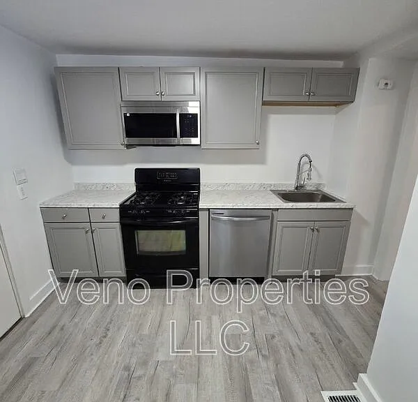 133 Bay St #A — Photo 2
