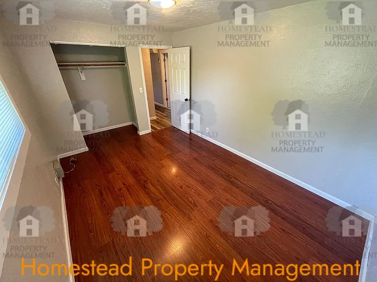 582 Main St W — Photo 12