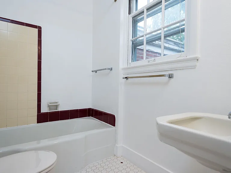 5585 NE Sandycrest Ter #4 — Photo 14