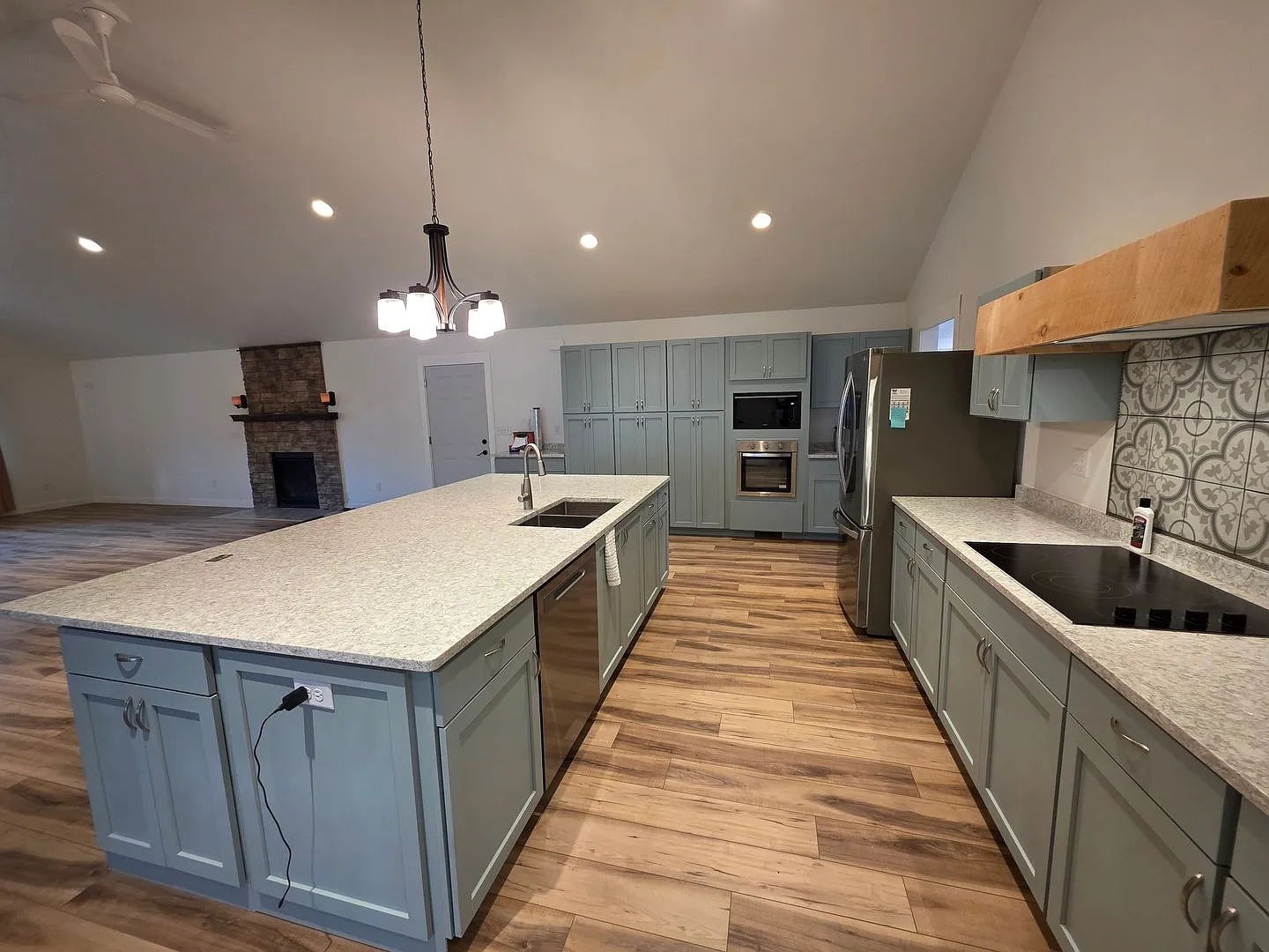 661 E River Drive — Photo 3