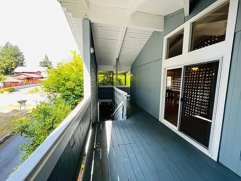 650 Ericksen Avenue NE — Photo 14