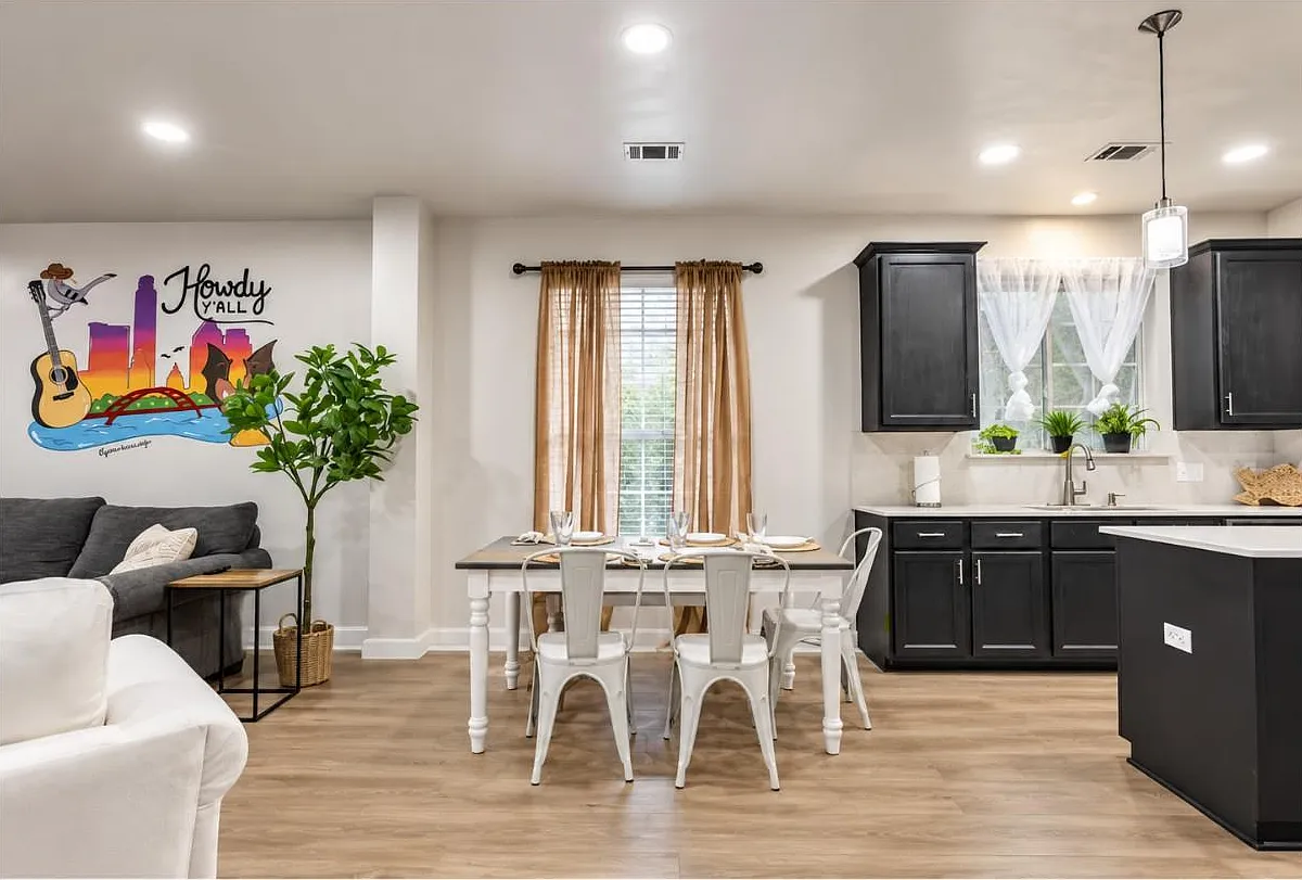 6 bed, 2.0 bath, 2026 sqft, $8,000 — Photo 1