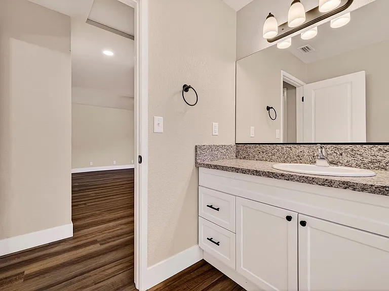 2925 Burnap Ave — Photo 13