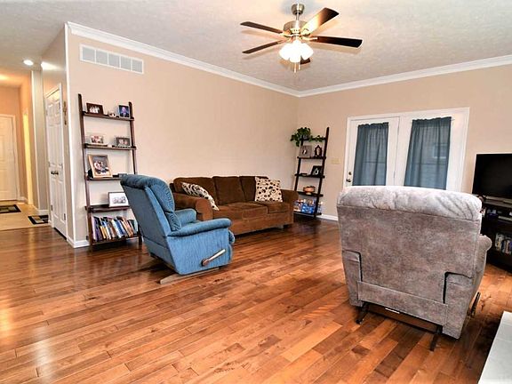 3rd image of 3205 Roselawn Dr