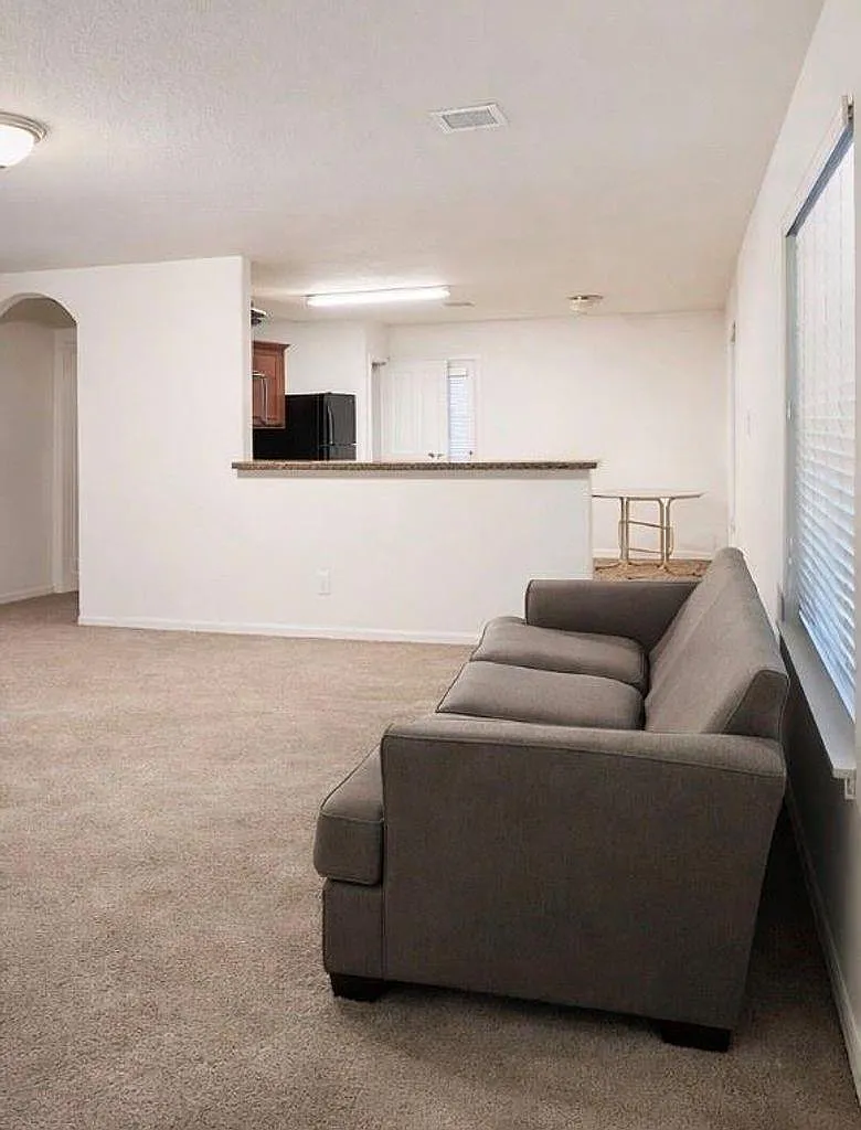 3 bed, 2.0 bath, 1398 sqft, $1,650 — Photo 3