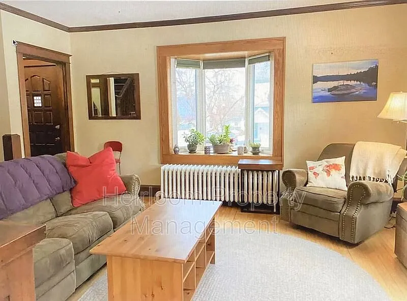 3 bed, 1.0 bath, 1292 sqft, $2,350 — Photo 2