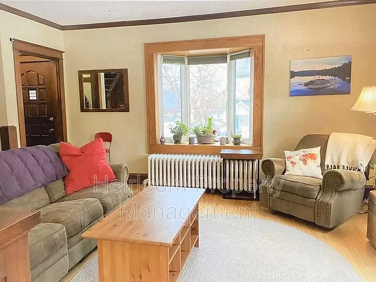 123 E Winona St — Photo 2