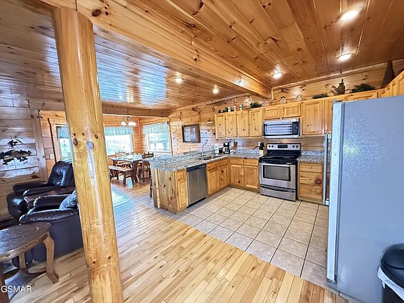 4th image of 1079 Towering Oaks Dr