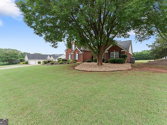 3rd image of 130 Meadowcreek Dr