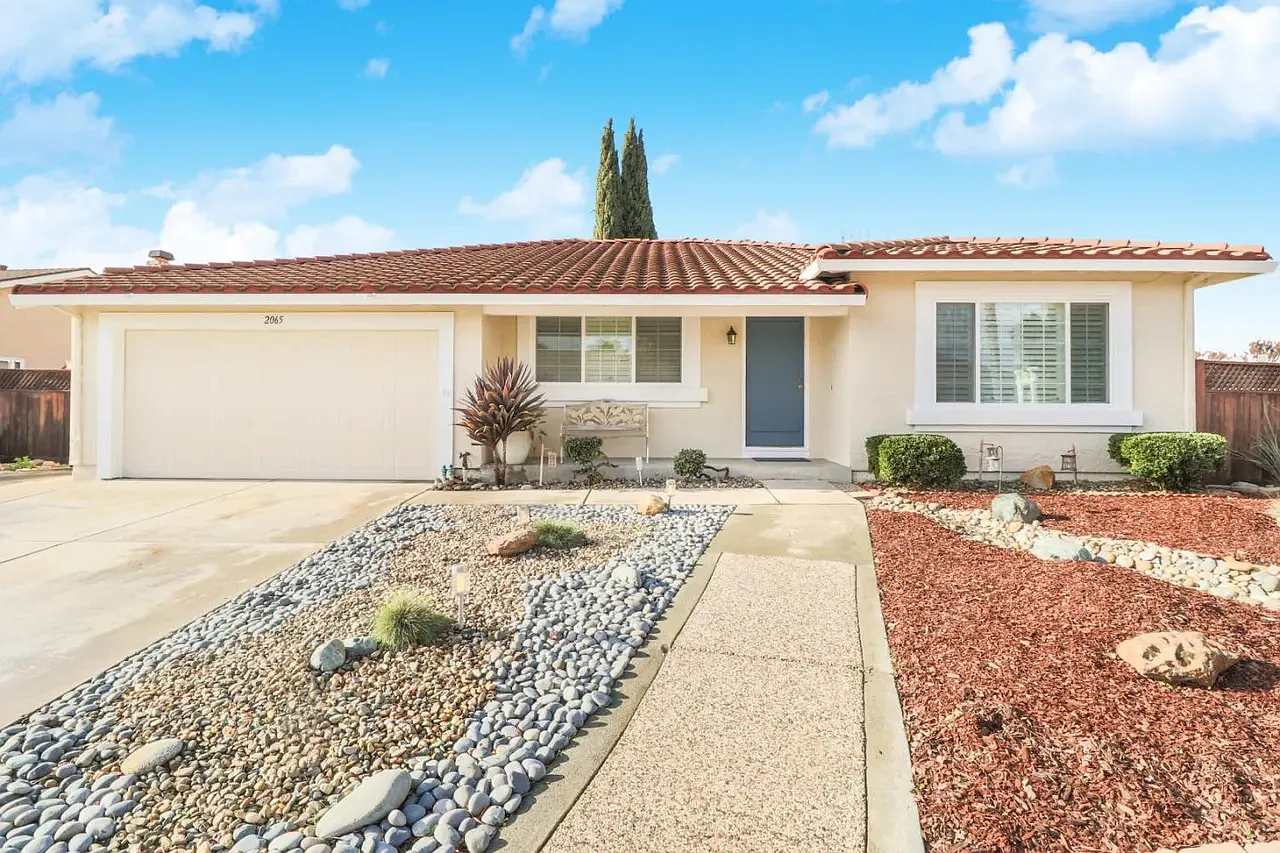 2065 Ensign Way — Photo 1