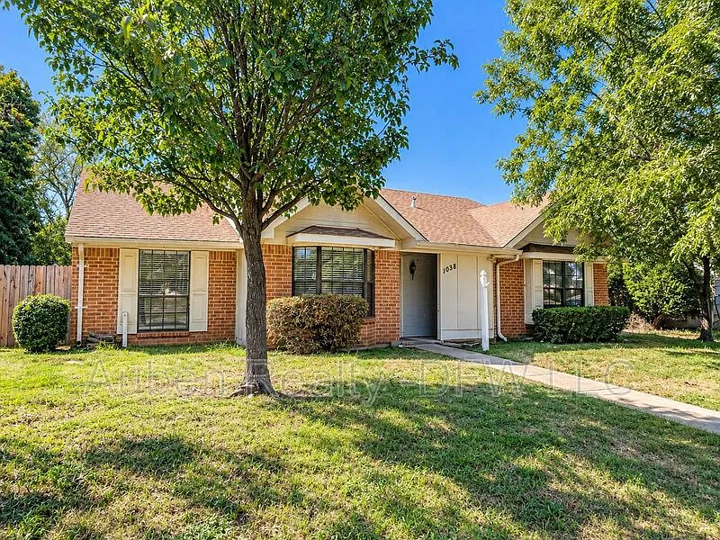 3 bed, 2.0 bath, 1368 sqft, $1,895 — Photo 1