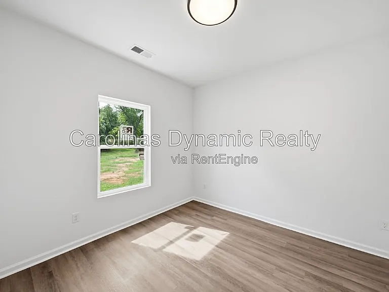 1533 S Battleground Ave — Photo 25