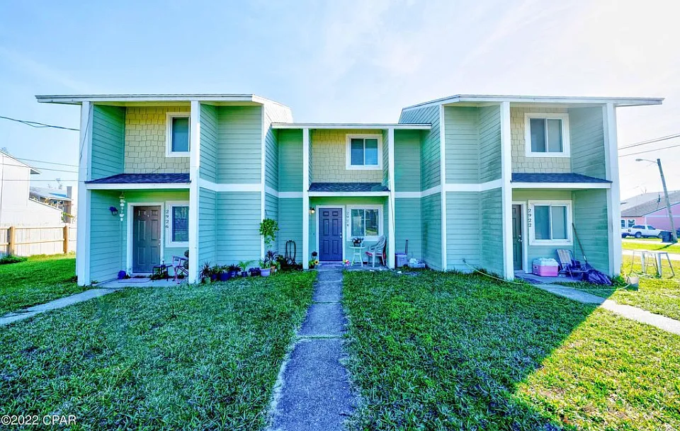2 bed, 1.5 bath, 975 sqft, $1,300 — Photo 1