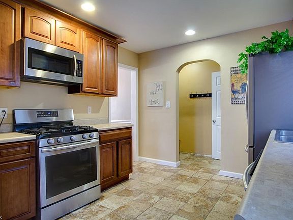 5th image of 86 Eldred Ave