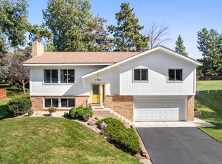 4252 Heritage Dr, Vadnais Heights, MN 55127