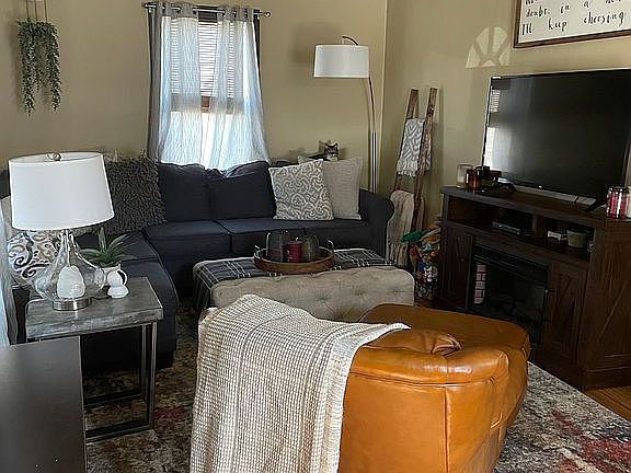 5th image of 810 Catherine St