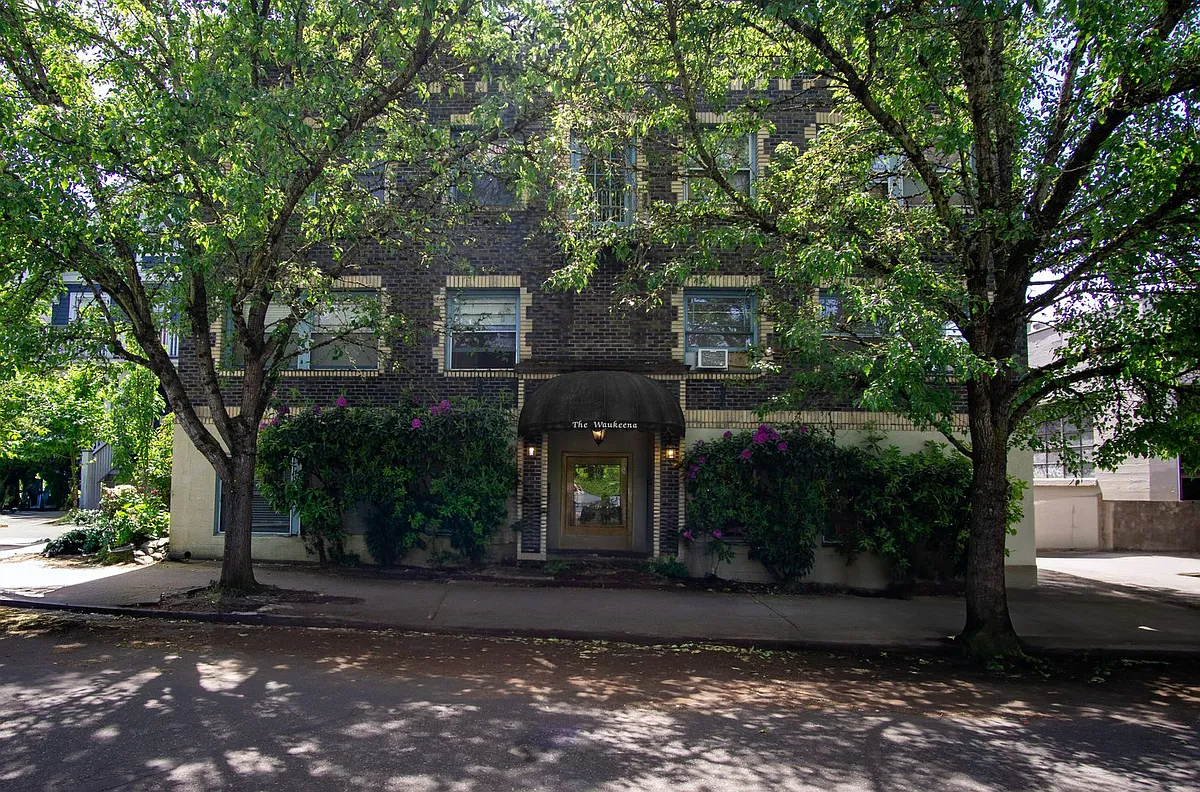 Building Photo - 1904 NE Couch St #204