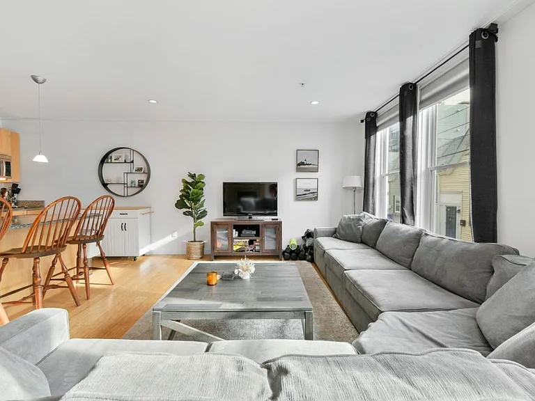 335 W 2nd St #7 — Photo 3