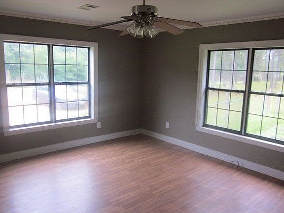 3rd image of 32 Pine Hill Dr