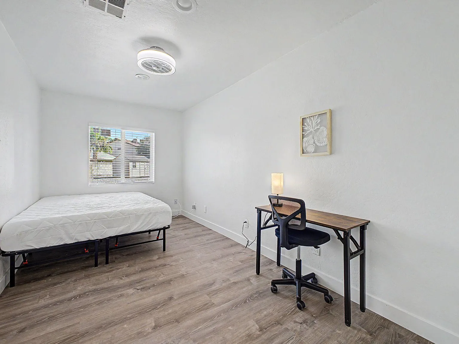 4 bed, 4.0 bath, 2600 sqft, $927 — Photo 2