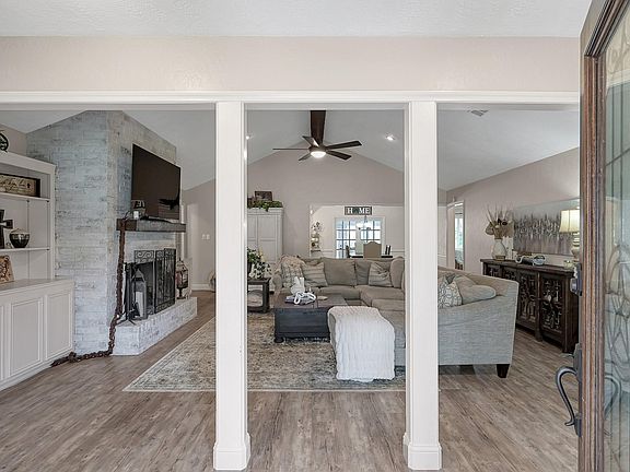 5th image of 8 Cambridge Cir