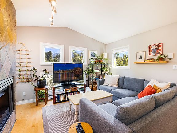 3rd image of 1528 Bowser Ave #303