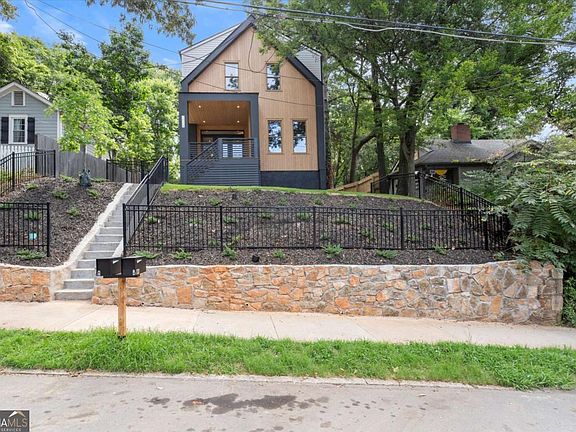 2nd image of 1010A Boulevard Se