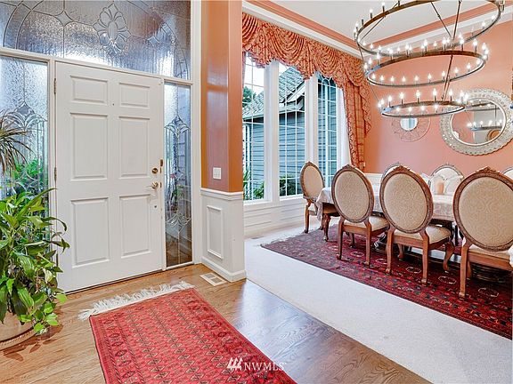 Grand entry accompanied by tons of natural sunlight giving you those warm home feelings the second you walk through the door.