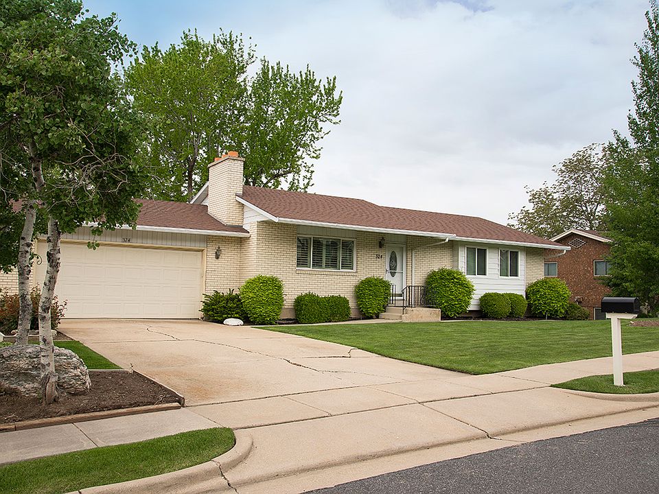 Beautufully landscaped yard.