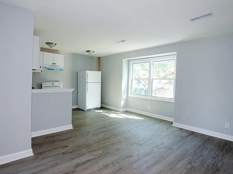 1005 Hillside Ave — Photo 3