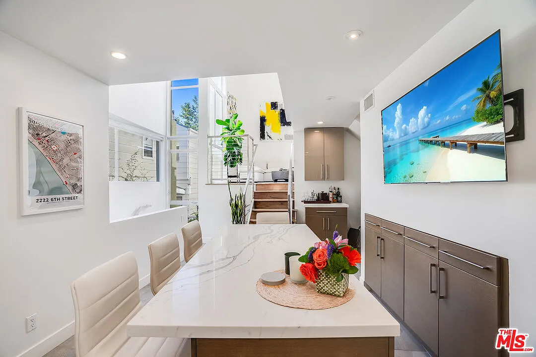 2 bed, 2.0 bath, 1117 sqft, $7,900 — Photo 3