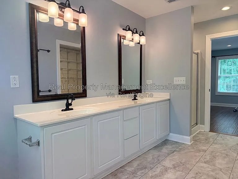 305 Holly Thorn Trce — Photo 31