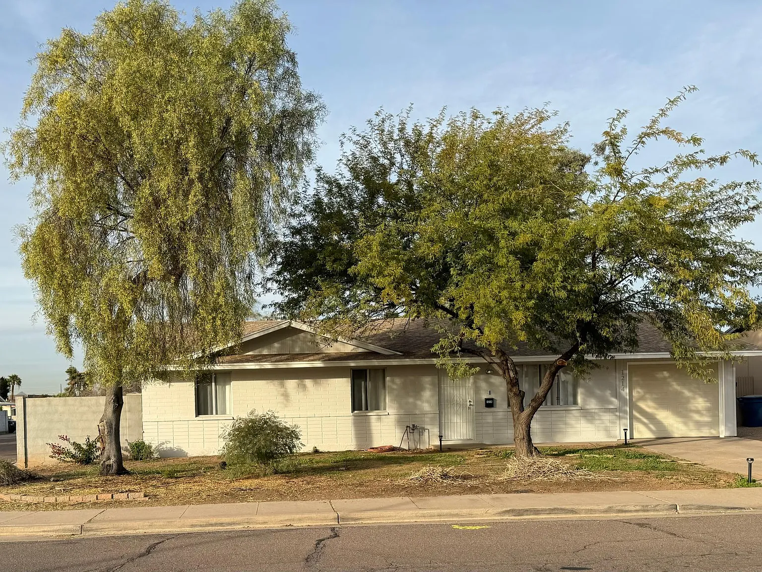 1214 W Manhatton Dr — Photo 1